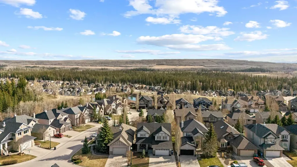 325 Discovery Ridge Way SW Calgary AB T3H5S8