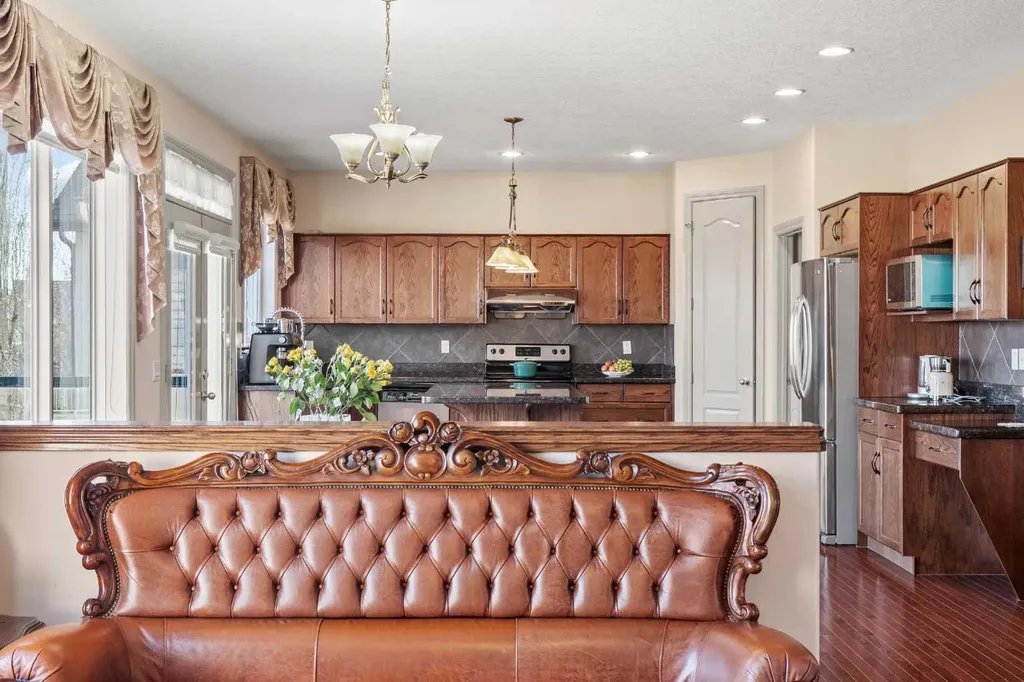 325 Discovery Ridge Way SW Calgary AB T3H5S8