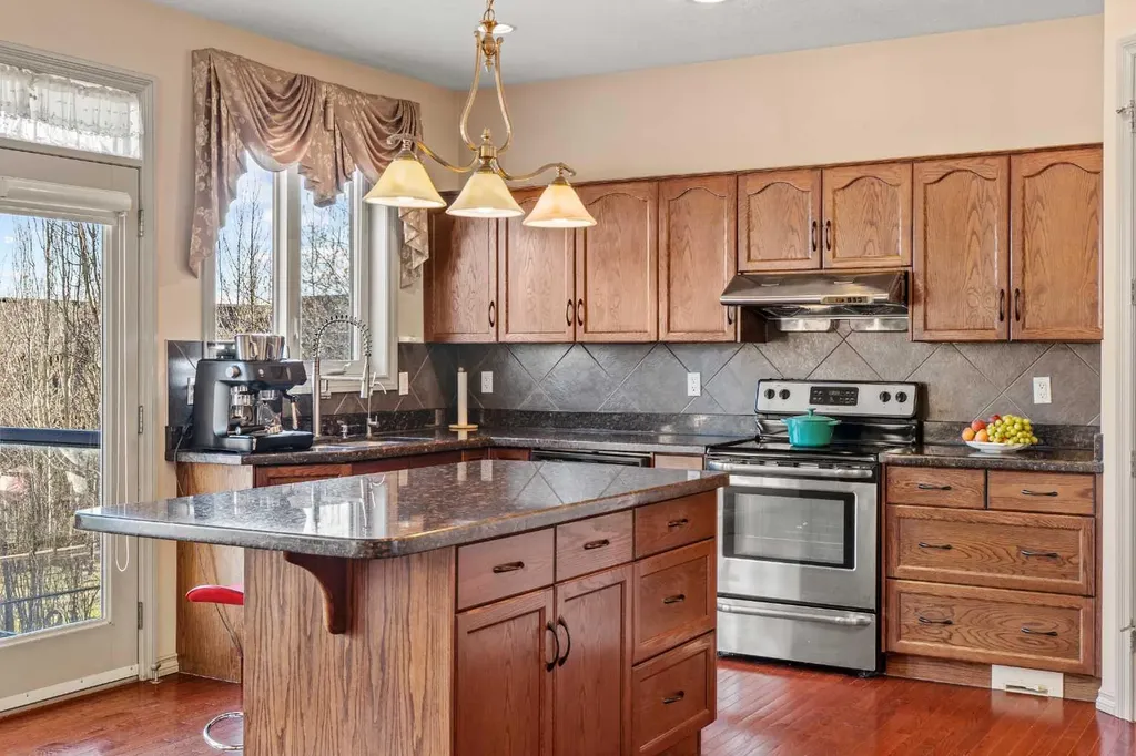 325 Discovery Ridge Way SW Calgary AB T3H5S8