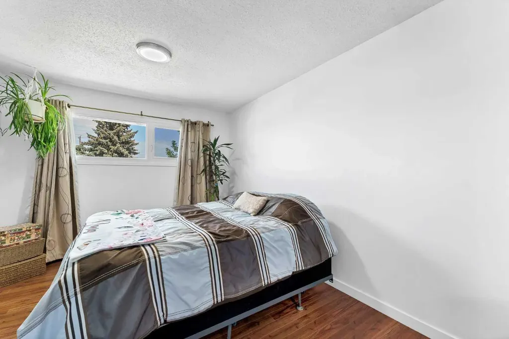 1277 Crockford Crescent NW Medicine Hat AB T1A 7H7