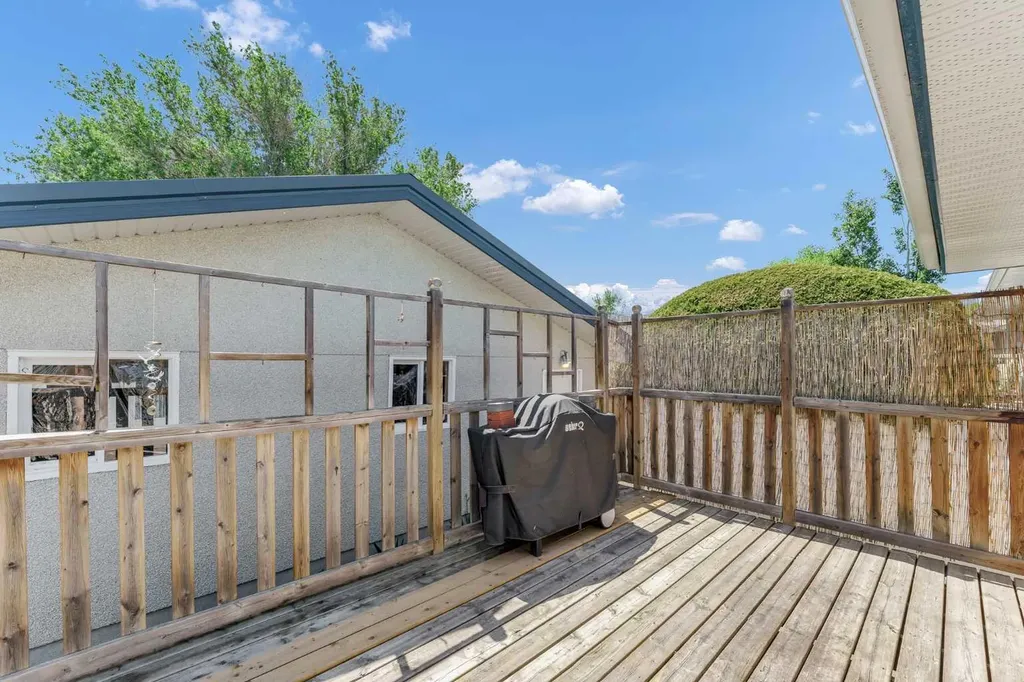 1277 Crockford Crescent NW Medicine Hat AB T1A 7H7