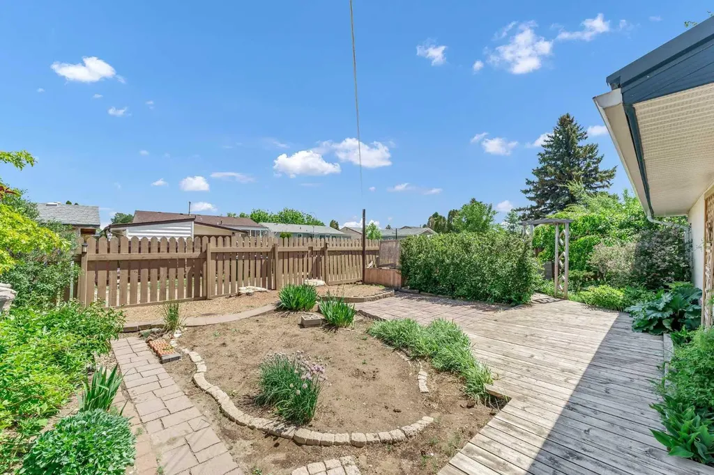 1277 Crockford Crescent NW Medicine Hat AB T1A 7H7
