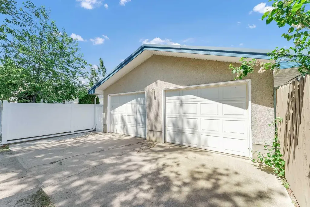 1277 Crockford Crescent NW Medicine Hat AB T1A 7H7