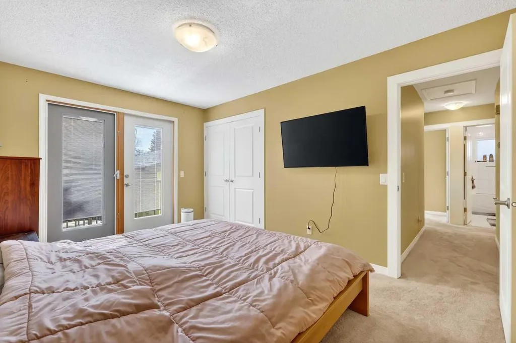 10540 Oakfield Drive SW Calgary AB T2W 2A9