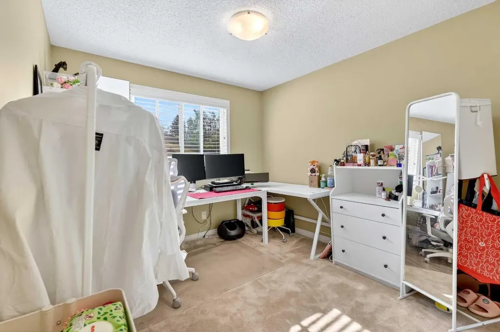10540 Oakfield Drive SW Calgary AB T2W 2A9