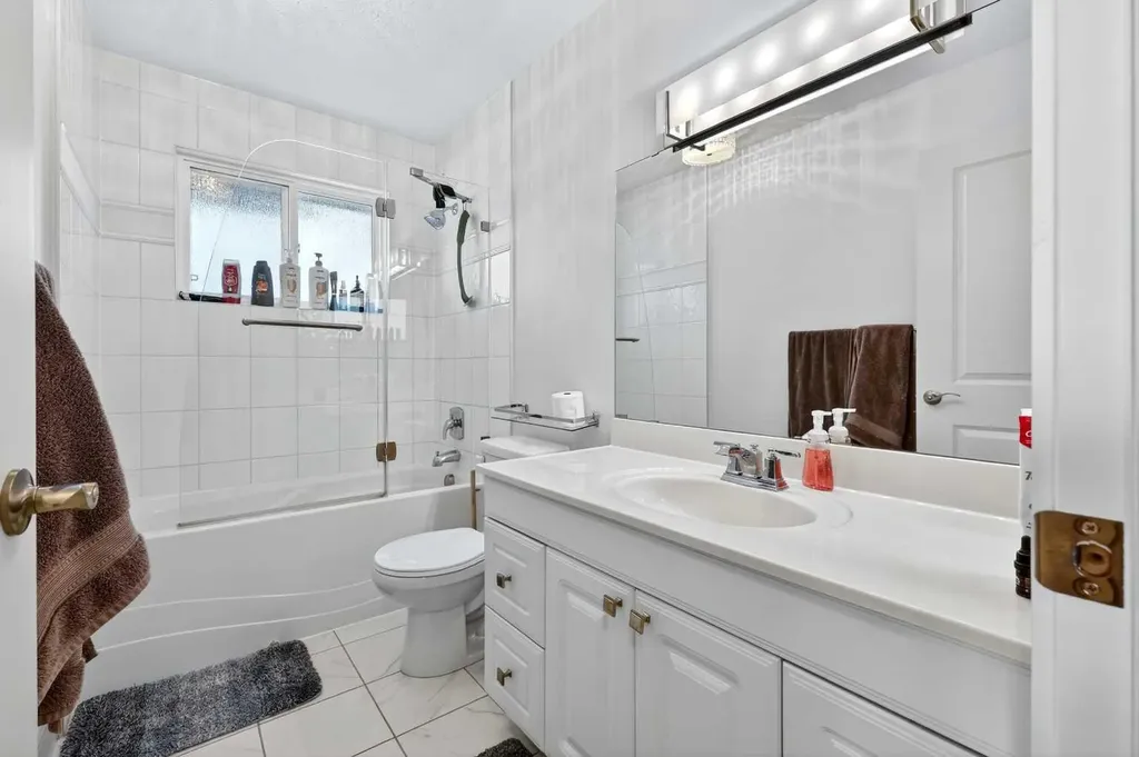 10540 Oakfield Drive SW Calgary AB T2W 2A9