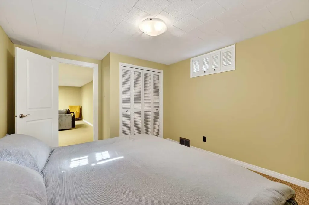 10540 Oakfield Drive SW Calgary AB T2W 2A9