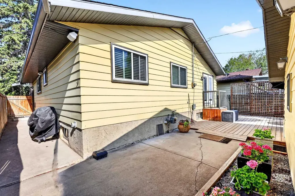 10540 Oakfield Drive SW Calgary AB T2W 2A9