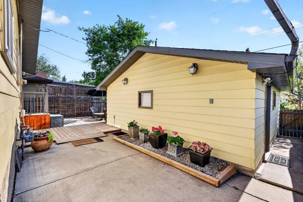 10540 Oakfield Drive SW Calgary AB T2W 2A9
