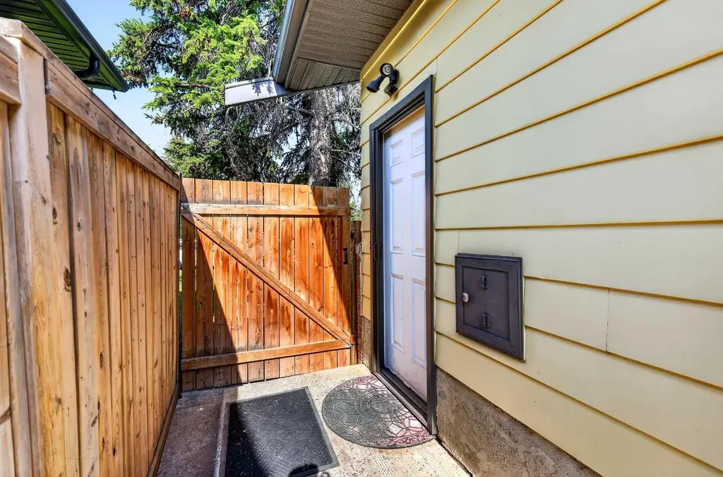 10540 Oakfield Drive SW Calgary AB T2W 2A9