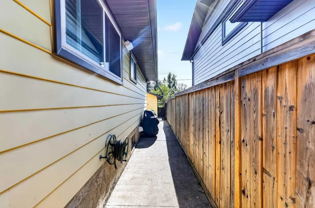 10540 Oakfield Drive SW Calgary AB T2W 2A9