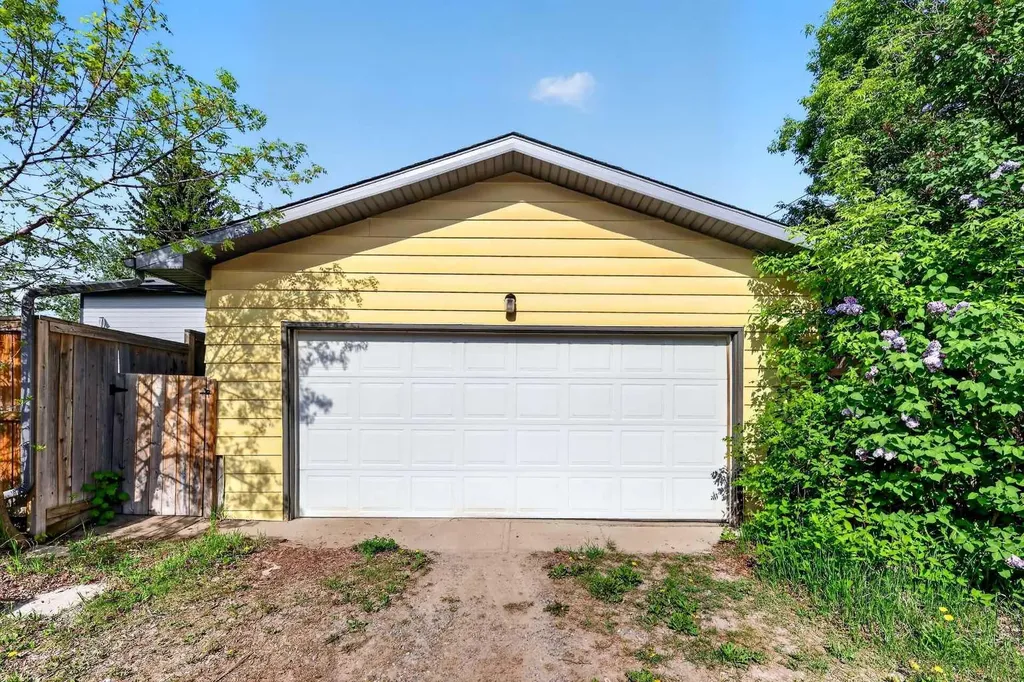 10540 Oakfield Drive SW Calgary AB T2W 2A9