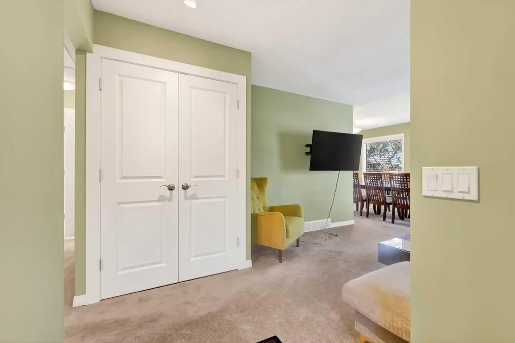 10540 Oakfield Drive SW Calgary AB T2W 2A9