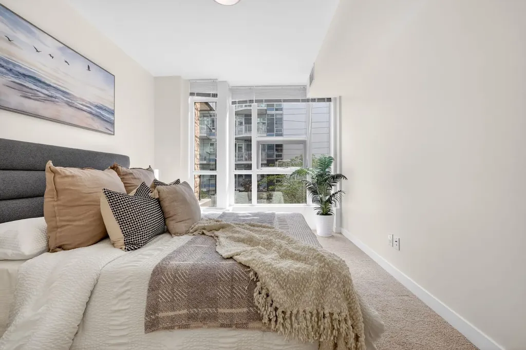 47 Waterfront Mews SW Calgary AB T2P0W3