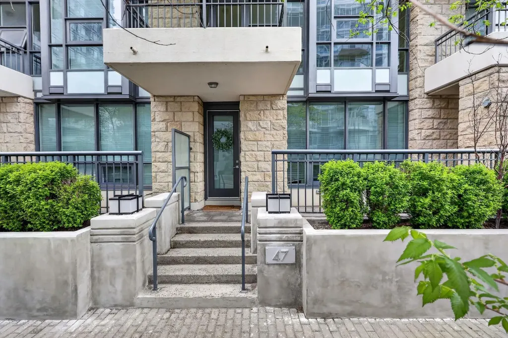 47 Waterfront Mews SW Calgary AB T2P0W3
