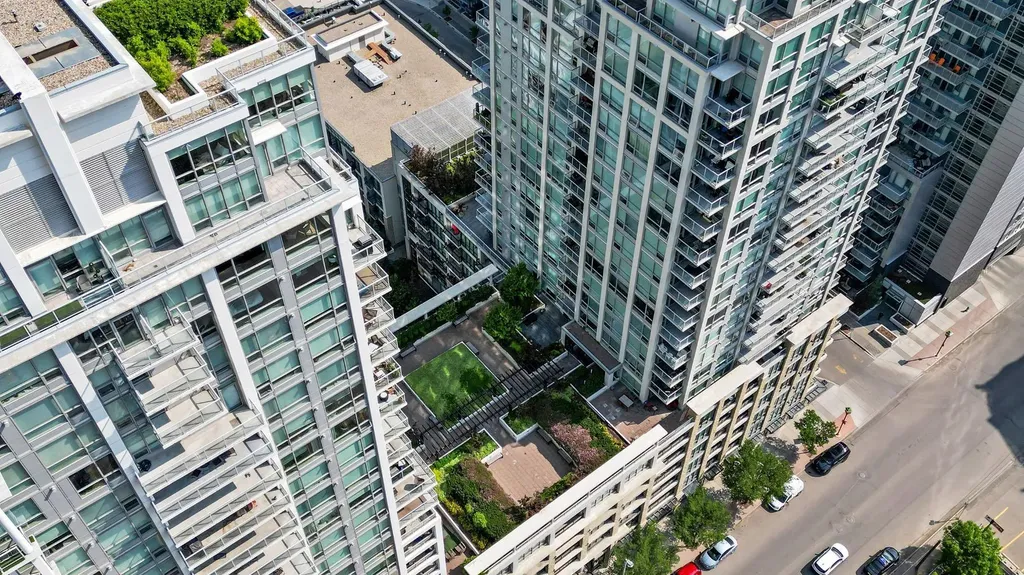 47 Waterfront Mews SW Calgary AB T2P0W3