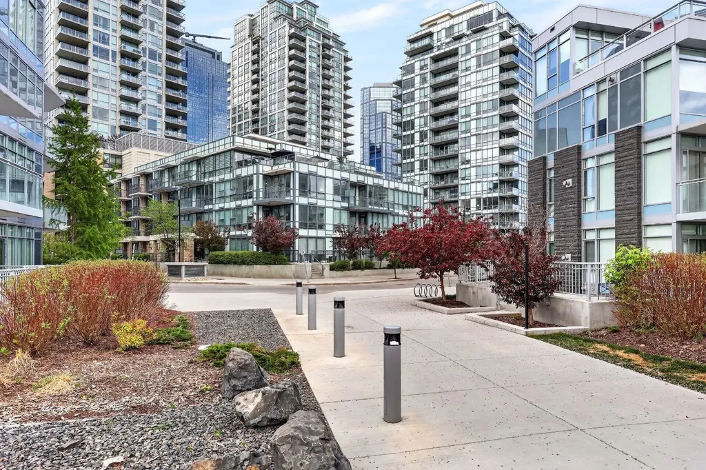 47 Waterfront Mews SW Calgary AB T2P0W3