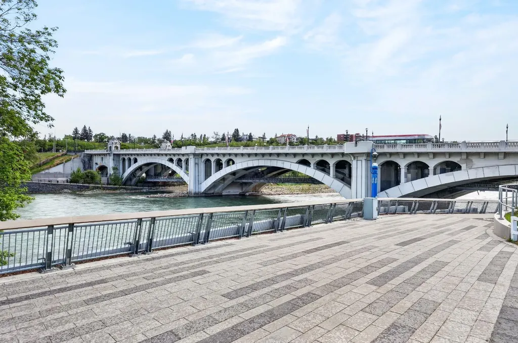 47 Waterfront Mews SW Calgary AB T2P0W3