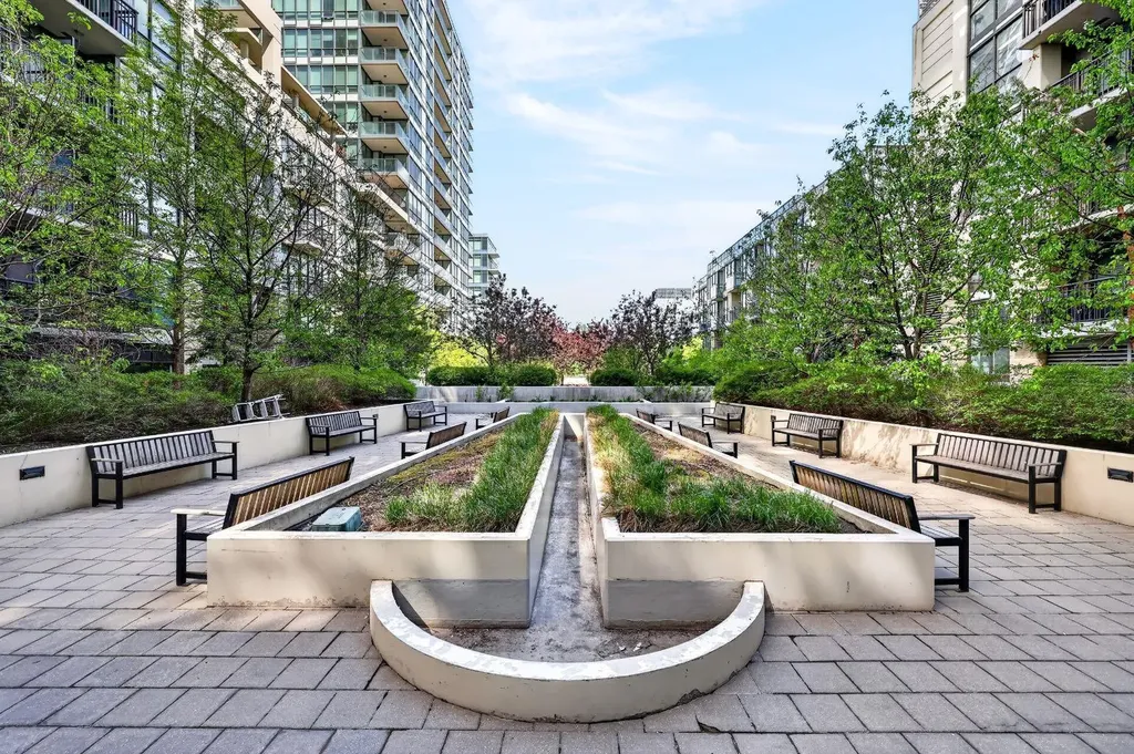 47 Waterfront Mews SW Calgary AB T2P0W3