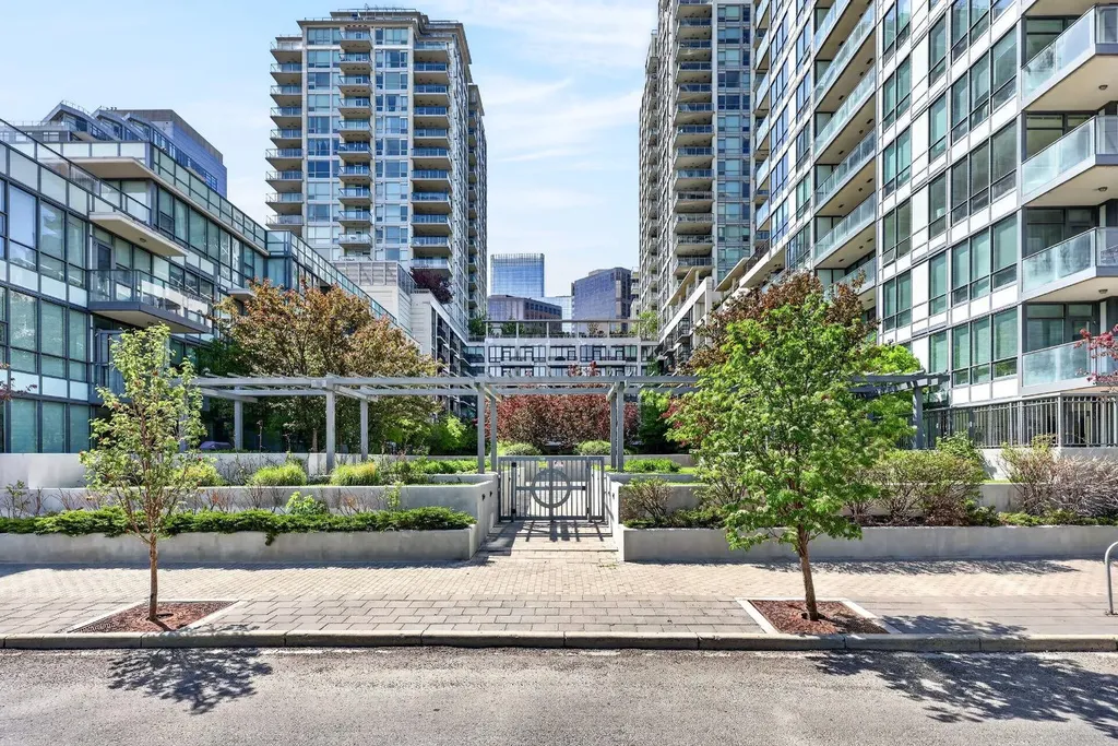 47 Waterfront Mews SW Calgary AB T2P0W3
