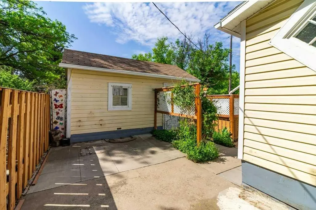 1826 5 Avenue N Lethbridge AB T1H 0N3