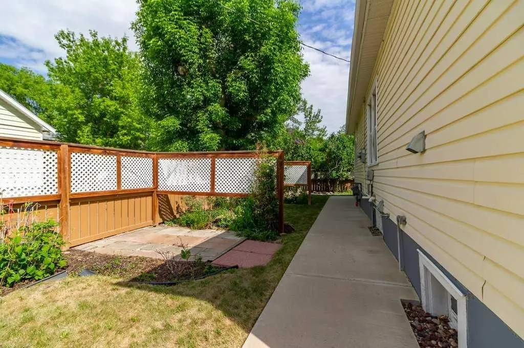 1826 5 Avenue N Lethbridge AB T1H 0N3