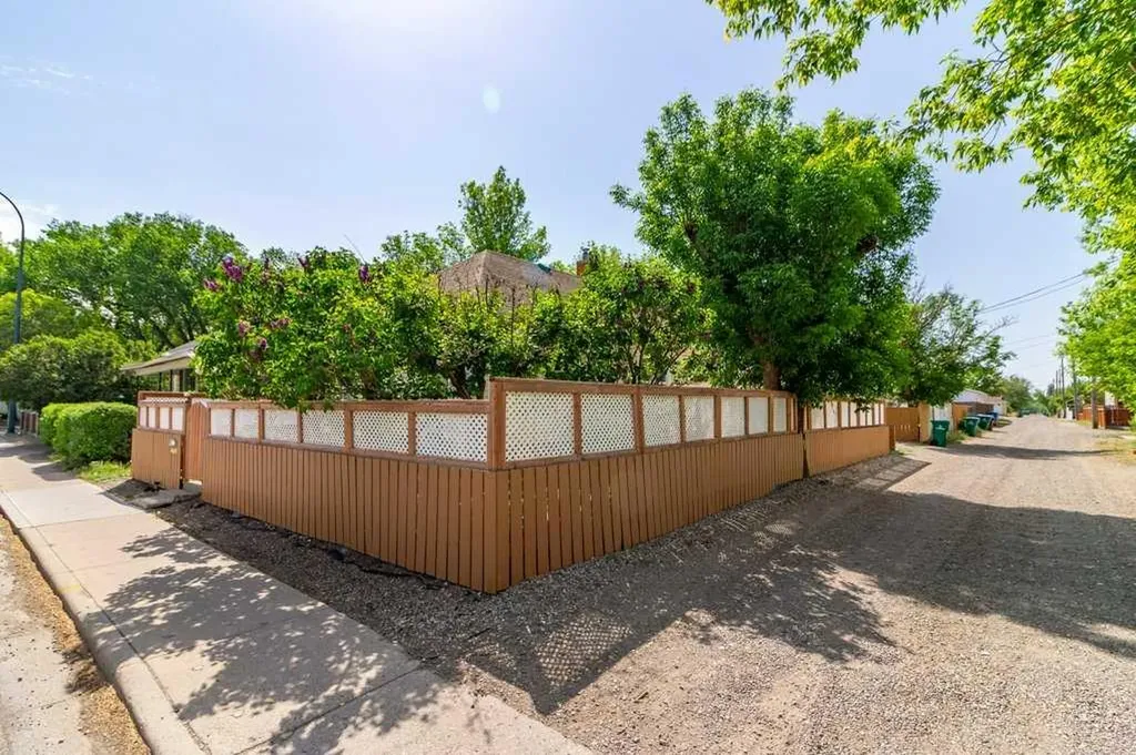 1826 5 Avenue N Lethbridge AB T1H 0N3