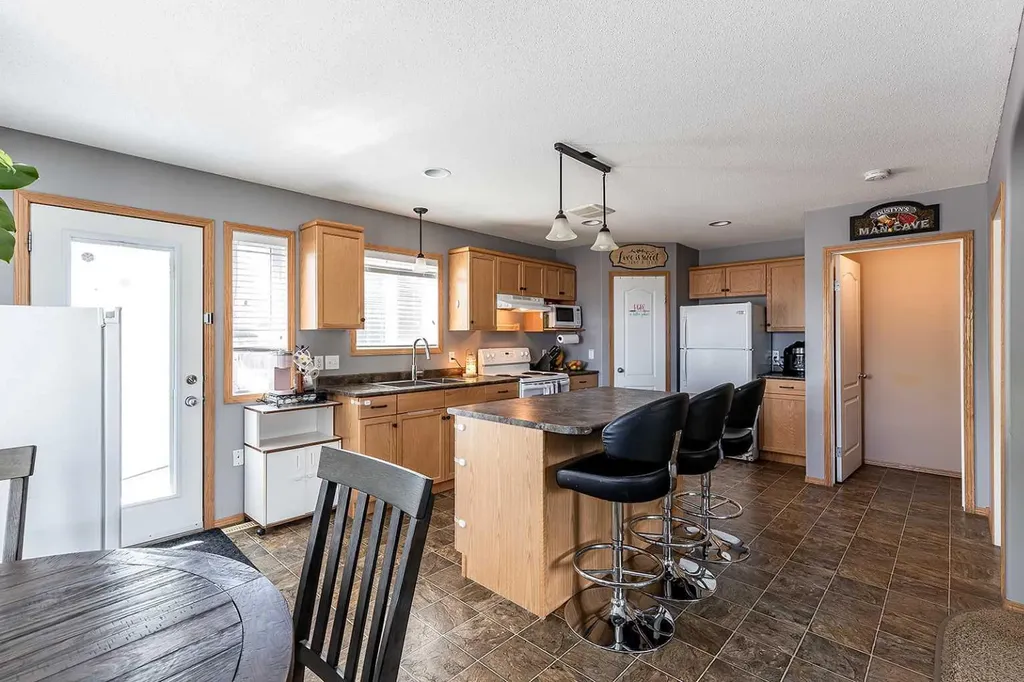115 3 Street NE Redcliff AB T0J 2P0