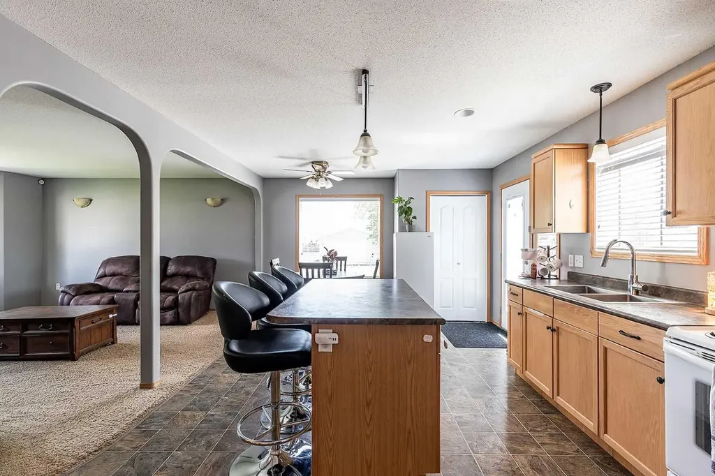 115 3 Street NE Redcliff AB T0J 2P0