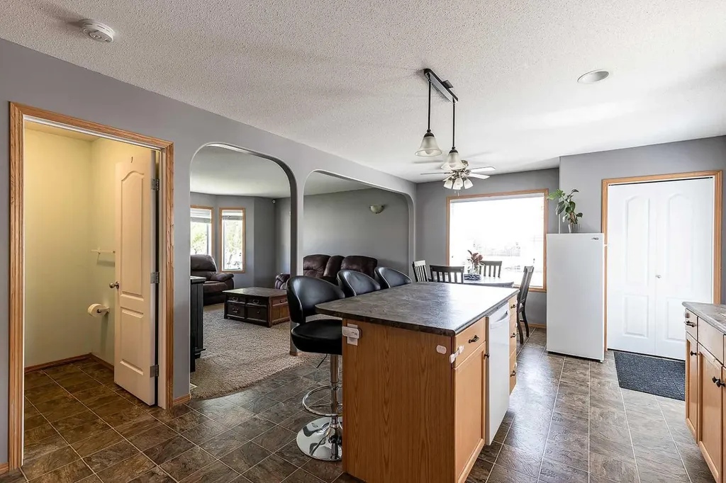 115 3 Street NE Redcliff AB T0J 2P0