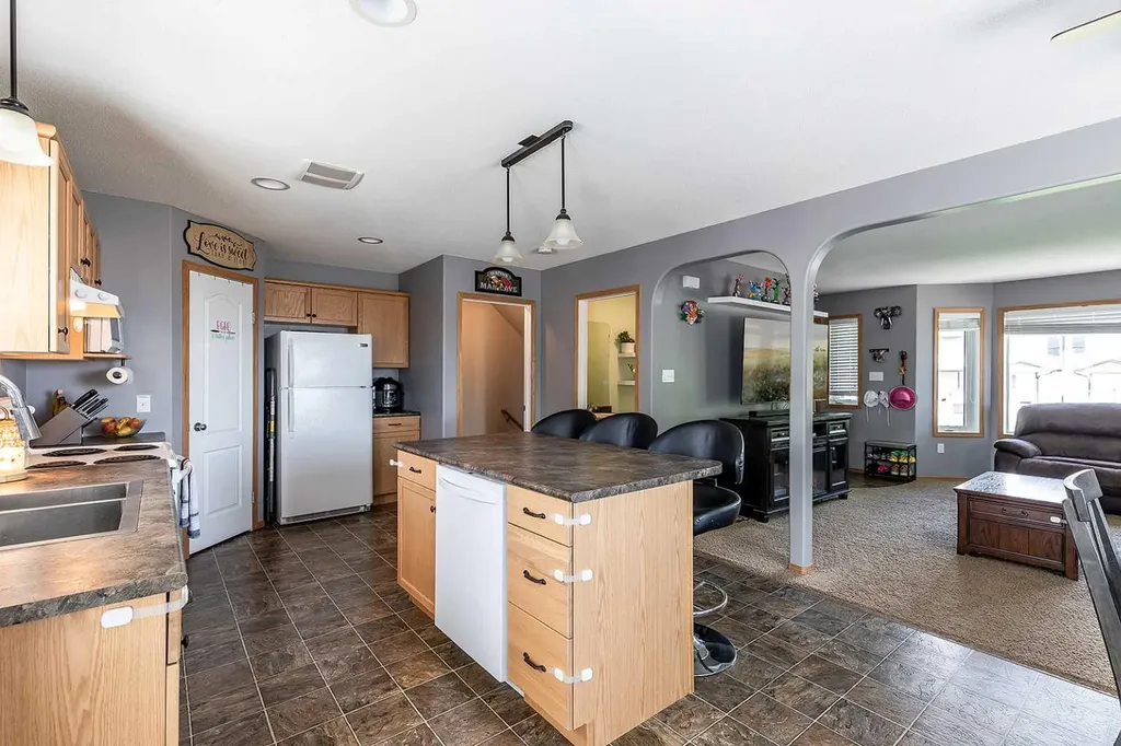 115 3 Street NE Redcliff AB T0J 2P0