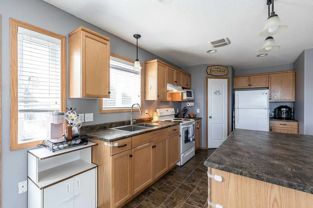 115 3 Street NE Redcliff AB T0J 2P0