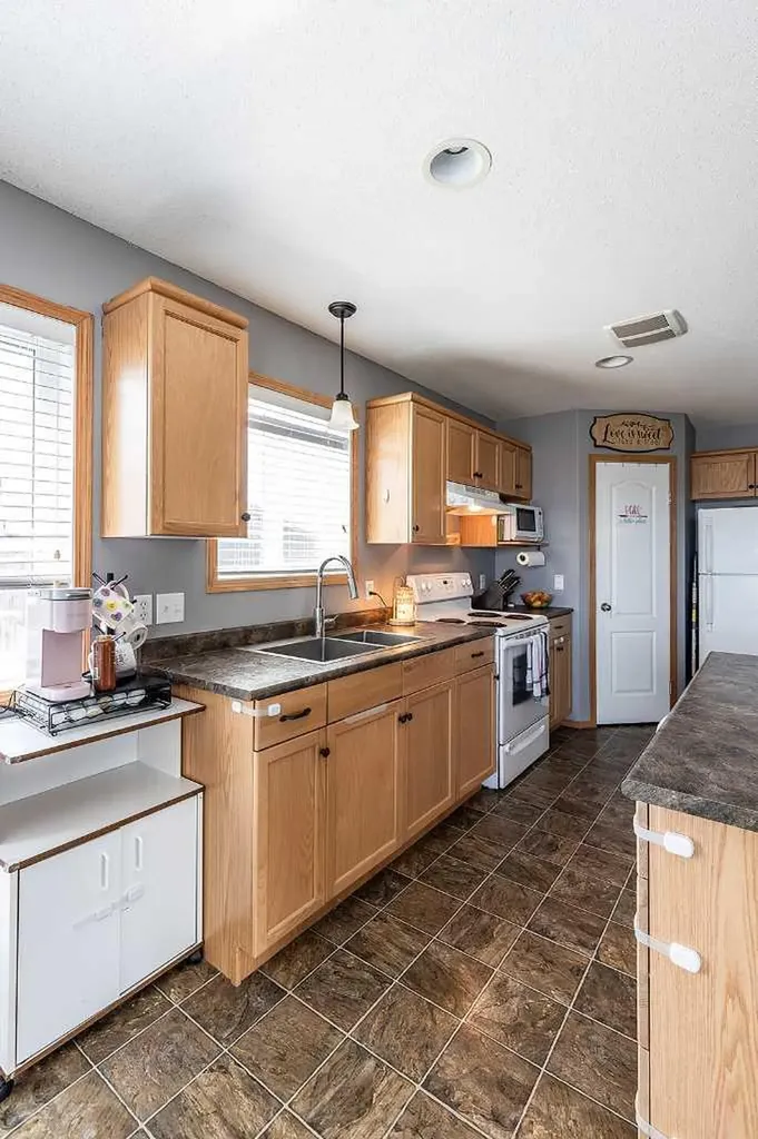 115 3 Street NE Redcliff AB T0J 2P0