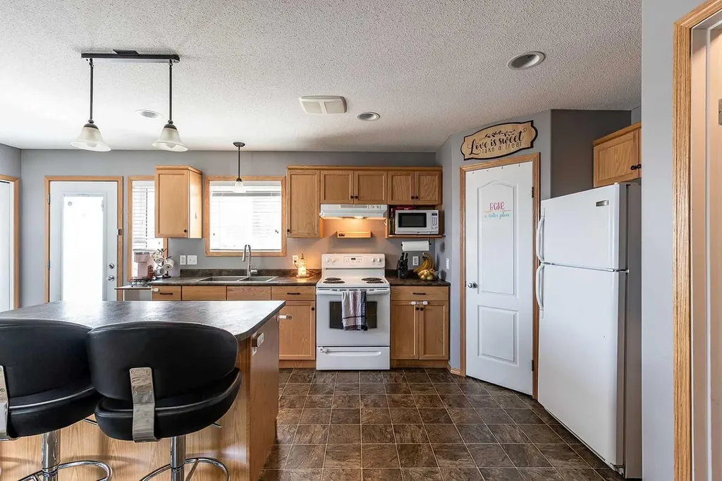 115 3 Street NE Redcliff AB T0J 2P0