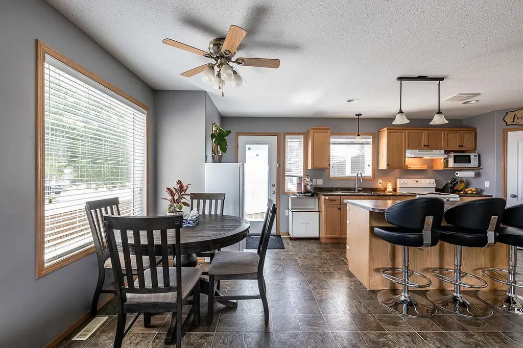 115 3 Street NE Redcliff AB T0J 2P0