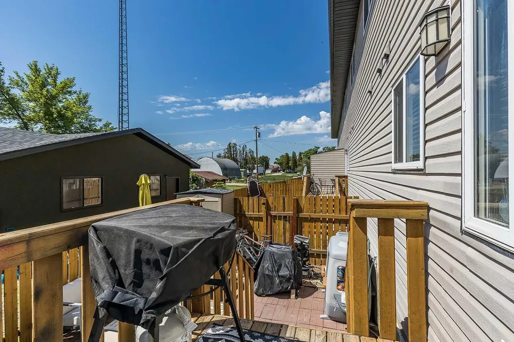 115 3 Street NE Redcliff AB T0J 2P0