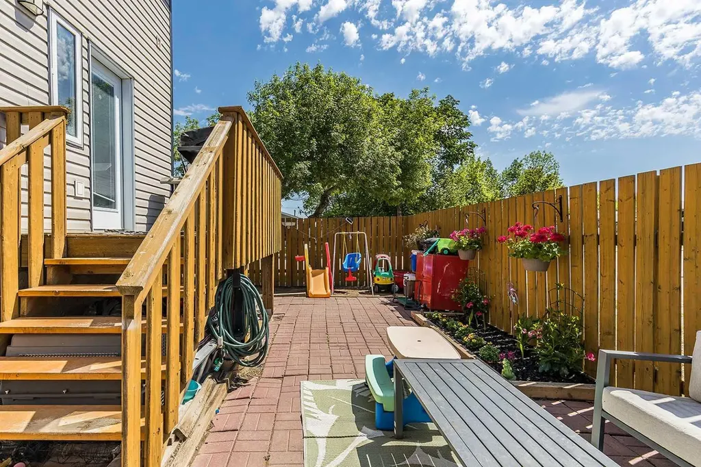 115 3 Street NE Redcliff AB T0J 2P0