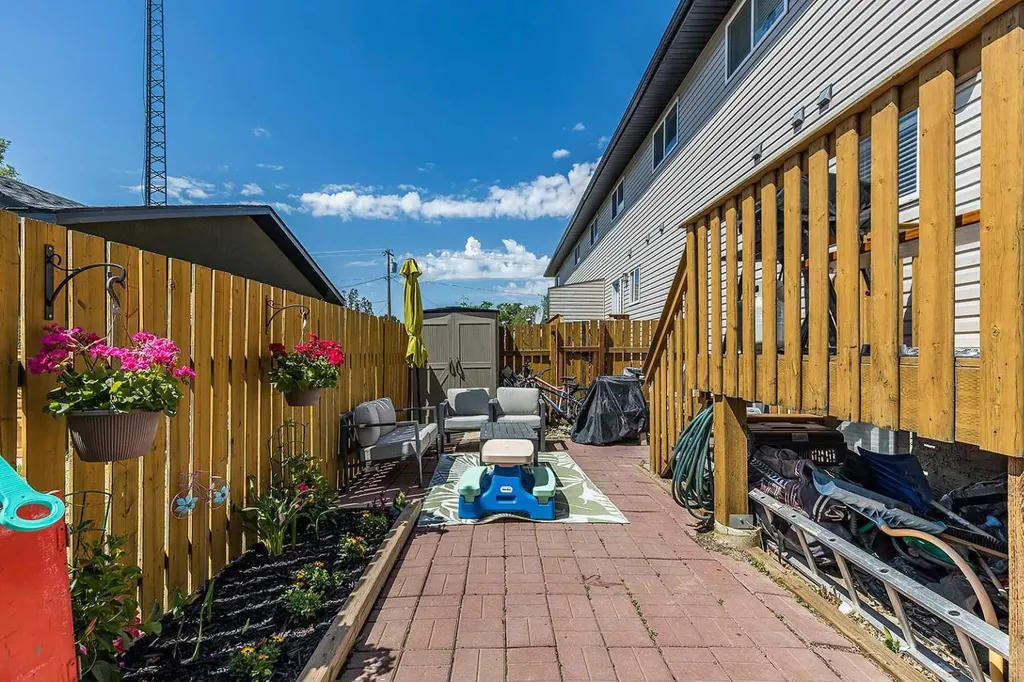115 3 Street NE Redcliff AB T0J 2P0