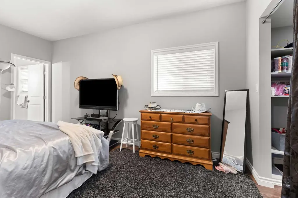 525B 4 Avenue SE Medicine Hat AB T1A 2N7