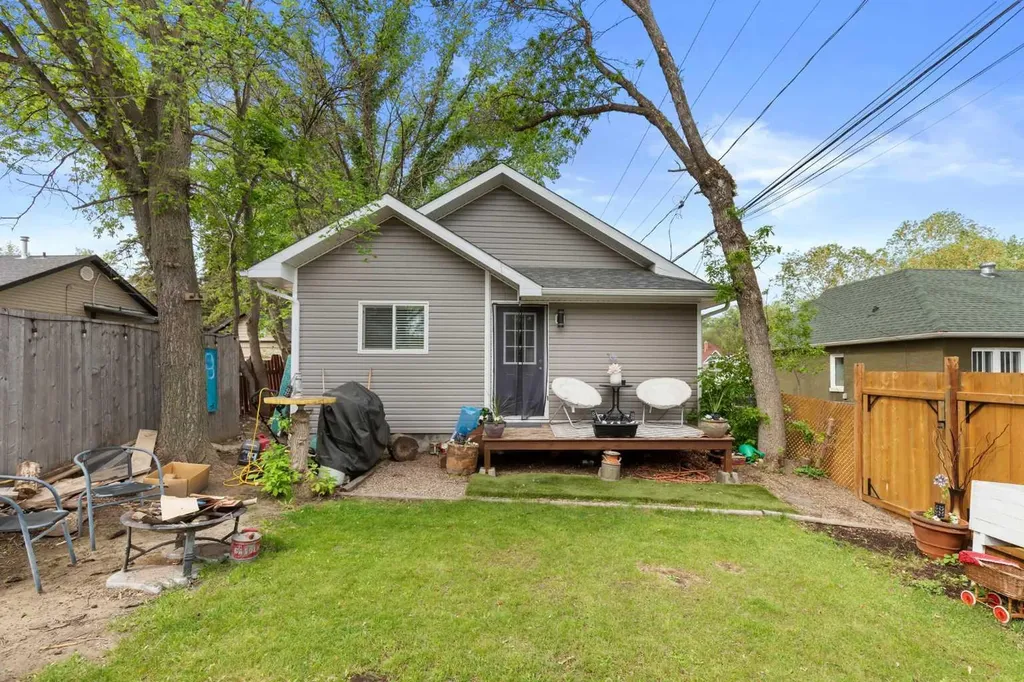 525B 4 Avenue SE Medicine Hat AB T1A 2N7