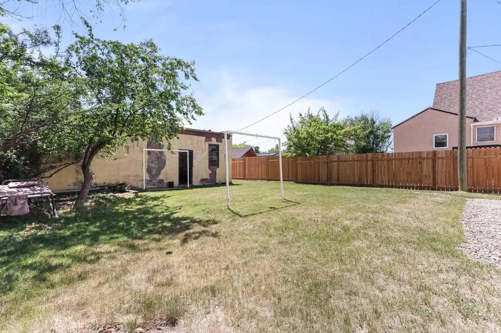 54 Church Avenue Raymond AB T0K 2S0