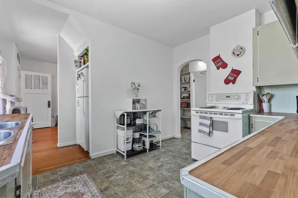 54 Church Avenue Raymond AB T0K 2S0