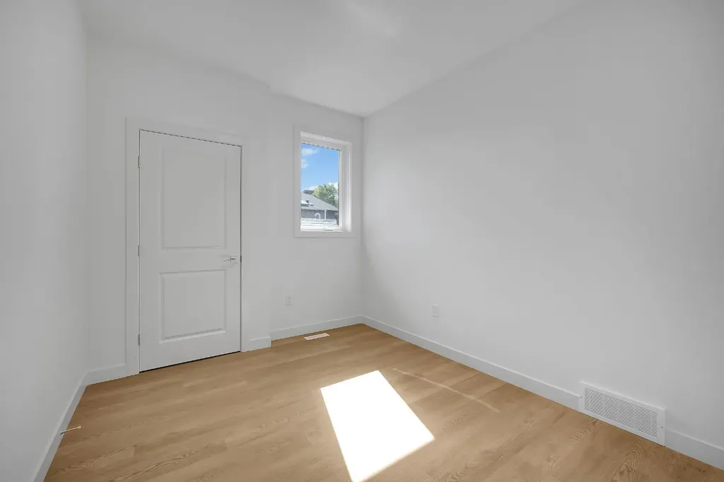 612 12 Avenue NE Calgary AB T2E 1B1