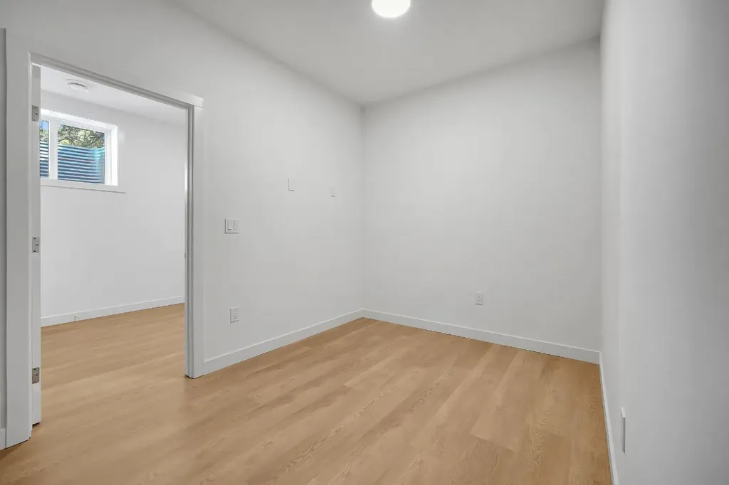 612 12 Avenue NE Calgary AB T2E 1B1
