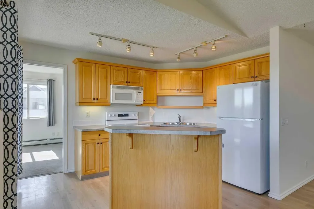 7301 Valleyview Park SE Calgary AB T2B 3R6