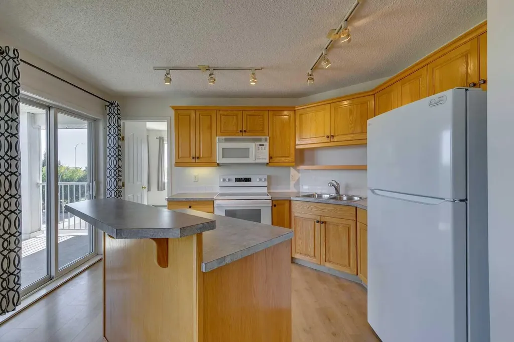 7301 Valleyview Park SE Calgary AB T2B 3R6