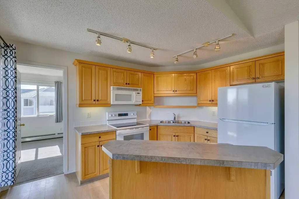 7301 Valleyview Park SE Calgary AB T2B 3R6