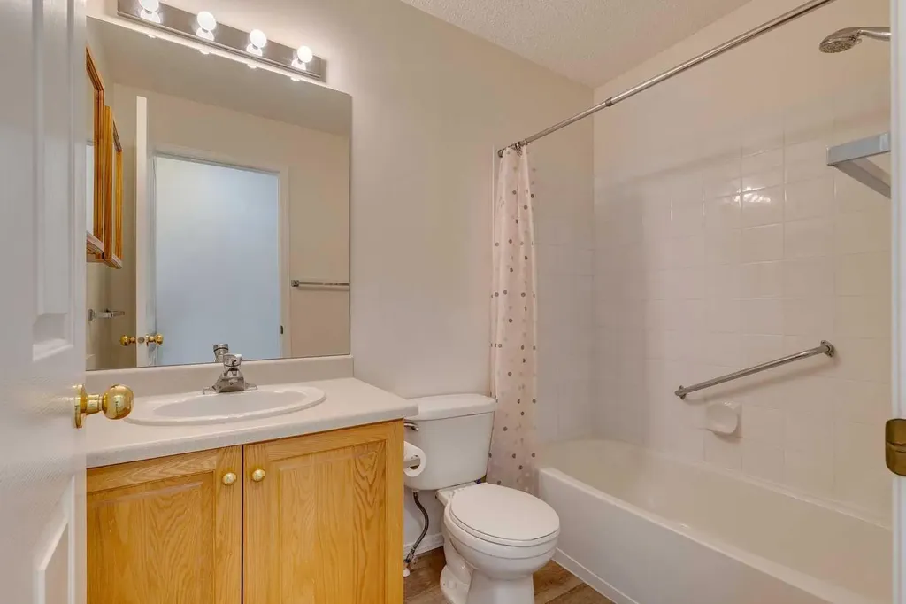 7301 Valleyview Park SE Calgary AB T2B 3R6