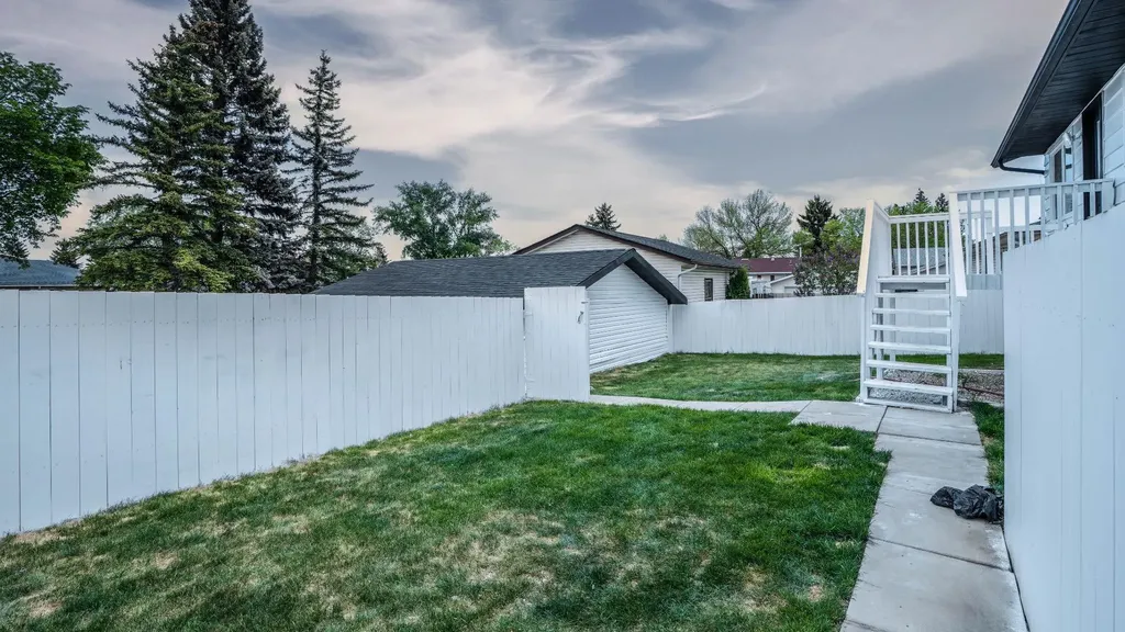 172 Pinewind Road NE Calgary AB T1y2g9