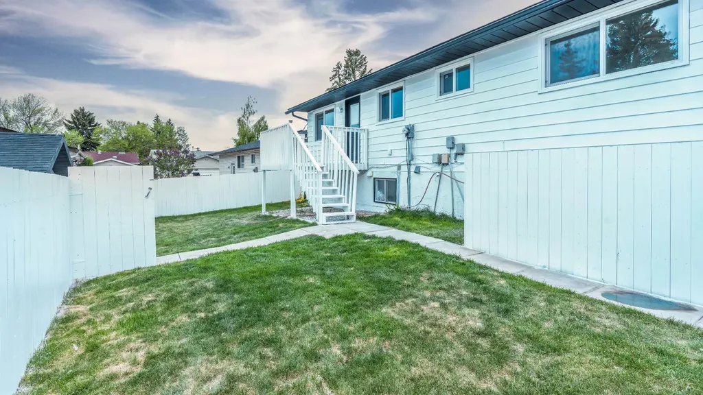 172 Pinewind Road NE Calgary AB T1y2g9